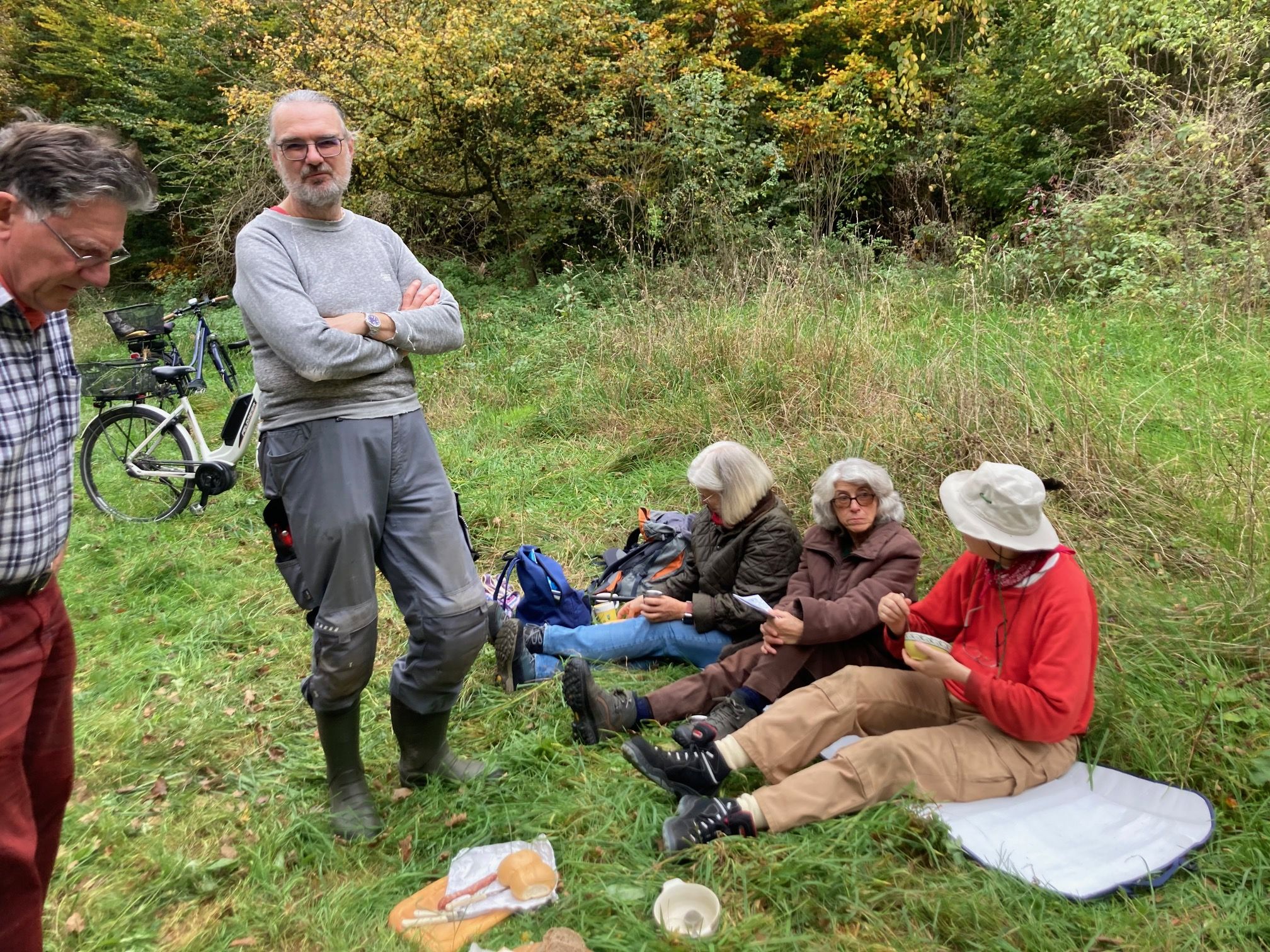 Brotzeit auf einer Wiese im Wald